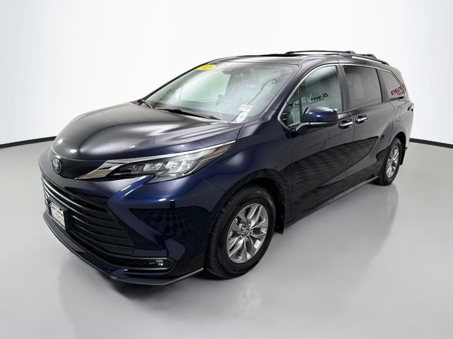 Used 2025 Toyota Sienna XLE w/ XLE Plus Package AWD/4WD image 3