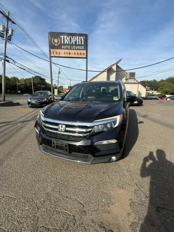 Used 2017 Honda Pilot Touring image 1