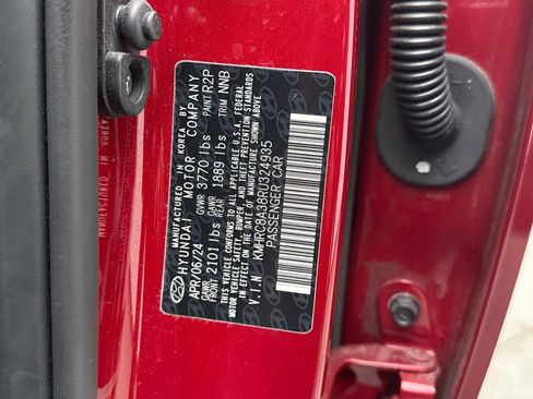 Used 2024 Hyundai Venue Limited image 25