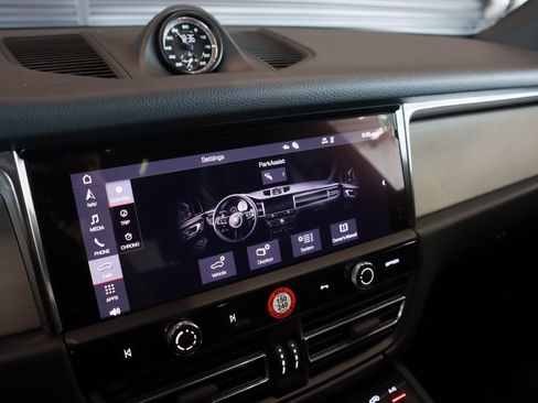 Certified 2026 Porsche Macan AWD/4WD image 23