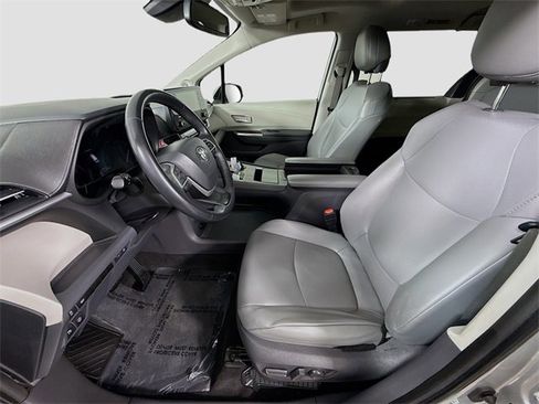 Certified 2021 Toyota Sienna XLE image 21