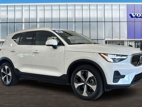 Used 2025 Volvo XC40 B5 Core AWD/4WD image 1