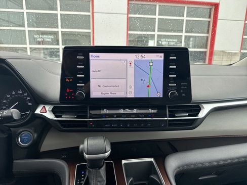 Used 2023 Toyota Sienna XLE w/ XLE Plus Package image 22