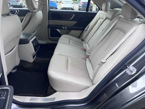 Used 2018 Lincoln Continental Select w/ Continental Climate Package FWD image 14