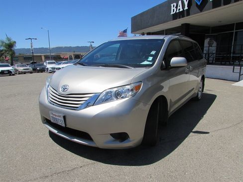 Used 2017 Toyota Sienna LE FWD image 3