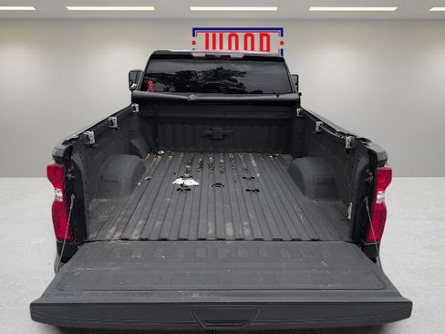 Used 2021 Chevrolet Silverado 2500 Custom w/ Custom Value Package AWD/4WD image 9