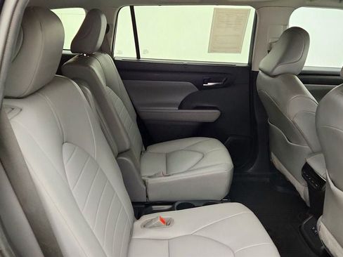 Used 2020 Toyota Highlander XLE FWD image 23