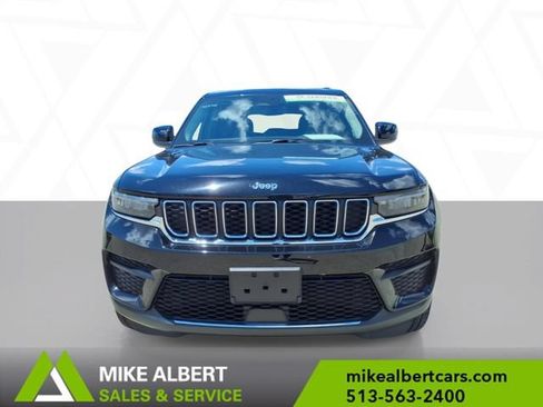 Used 2023 Jeep Grand Cherokee Laredo AWD/4WD image 2