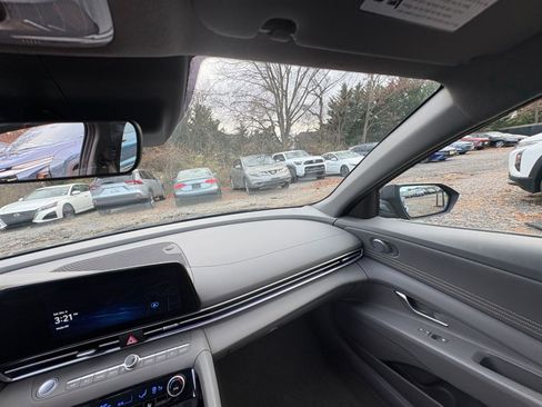 Used 2025 Hyundai Elantra SEL image 32