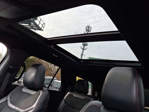 Used 2025 Ford Explorer ST image 4