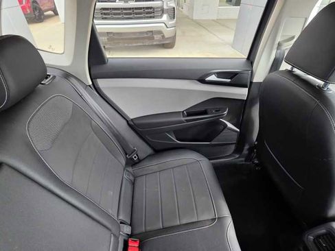 Used 2022 Volkswagen Taos SE FWD image 17