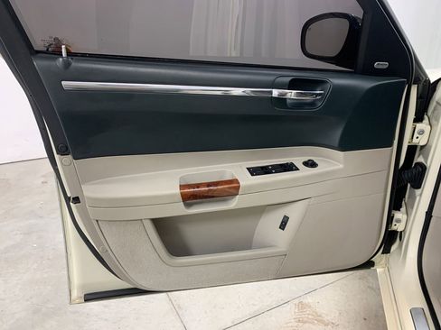 Used 2006 Chrysler 300 C w/ Protection Group II image 7