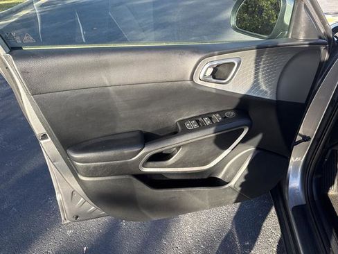 Used 2022 Kia Soul LX image 9