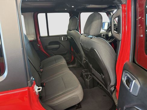 Used 2025 Jeep Wrangler Unlimited Rubicon w/ Convenience Group AWD/4WD image 18