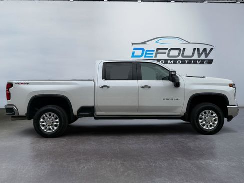 Used 2024 Chevrolet Silverado 2500 LTZ w/ LTZ Convenience Package AWD/4WD image 2