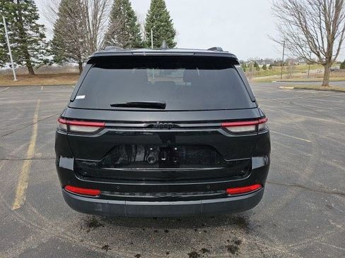 Used 2025 Jeep Grand Cherokee Altitude image 5