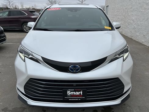 Used 2025 Toyota Sienna Platinum image 2