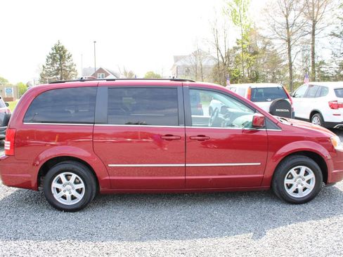 Used 2010 Chrysler Town & Country Touring w/ Entertainment Group #2 FWD image 6
