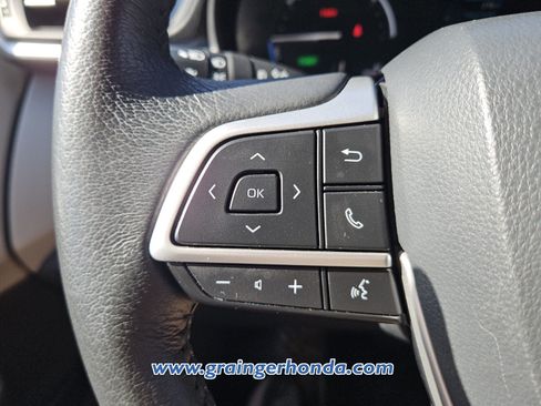 Used 2024 Toyota Sienna XLE FWD image 19