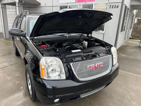 Used 2011 GMC Yukon XL Denali image 23