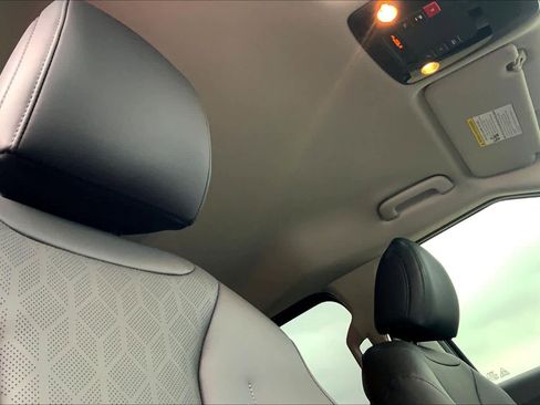 Certified 2024 Kia Carnival EX image 12