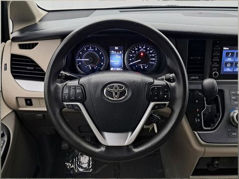 Used 2020 Toyota Sienna L image 7