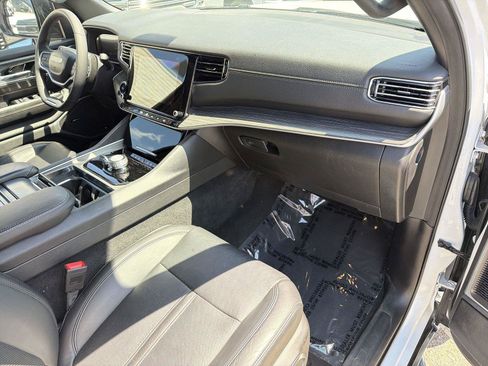 Used 2023 Jeep Wagoneer L Series II AWD/4WD image 28