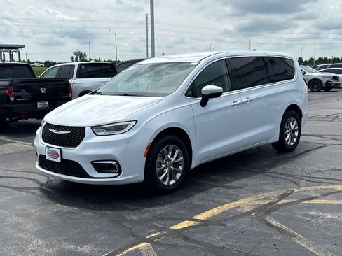 Used 2023 Chrysler Pacifica Touring-L AWD/4WD image 7