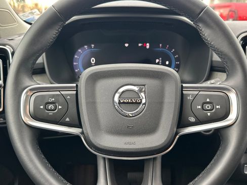 Used 2025 Volvo XC40 B5 Plus image 23