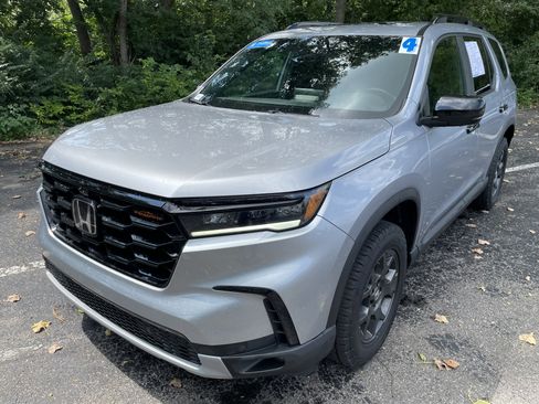 Certified 2024 Honda Pilot TrailSport image 7