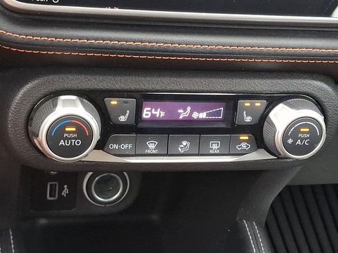 Used 2019 Nissan Kicks SR w/ SR Premium Package FWD image 16