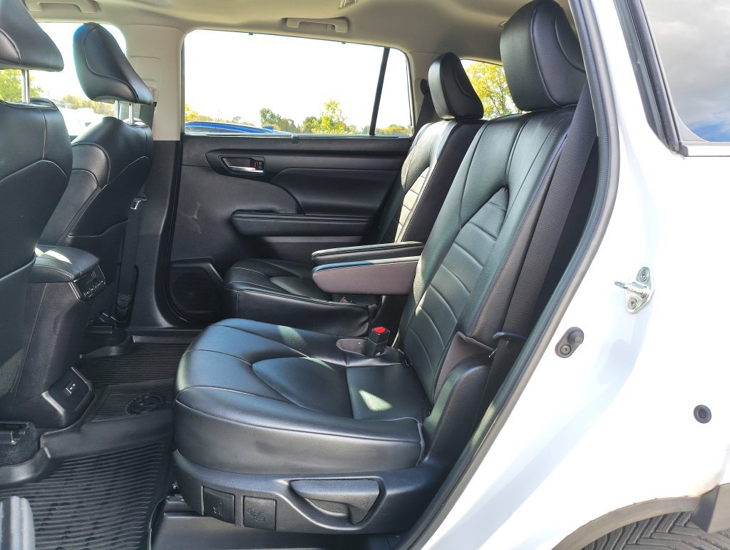 Used 2022 Toyota Highlander XLE AWD/4WD image 13