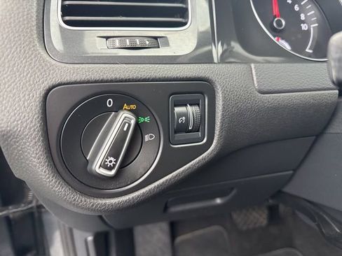 Used 2019 Volkswagen e-Golf SE w/ Driver Assistance Package image 29