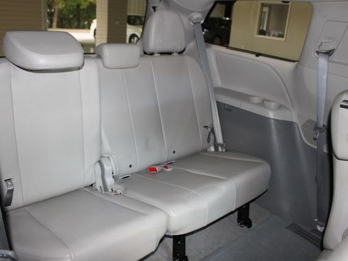 Used 2014 Toyota Sienna XLE FWD image 25