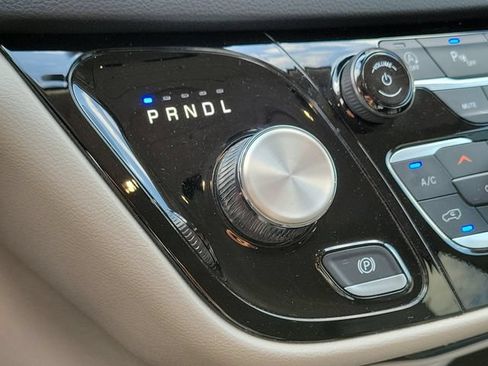 Used 2023 Chrysler Pacifica Touring-L FWD image 16