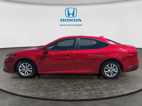 Used 2025 Toyota Camry SE FWD image 2
