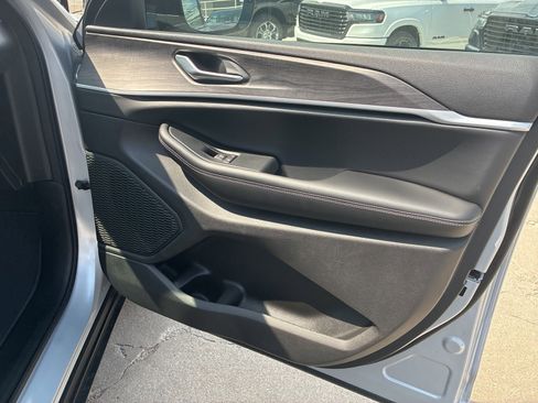 New 2025 Jeep Grand Cherokee Limited image 25