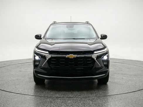 Used 2025 Chevrolet Trax LT FWD image 2