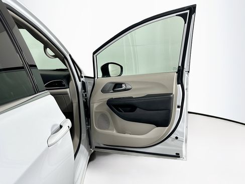 Used 2024 Chrysler Pacifica Touring-L image 31