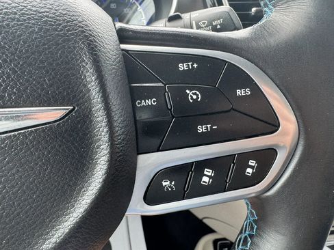 Used 2021 Chrysler Pacifica Touring-L FWD image 10