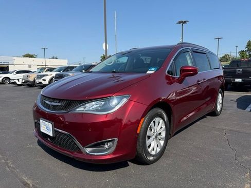 Used 2019 Chrysler Pacifica Touring Plus w/ Advanced Safetytec Group FWD image 3