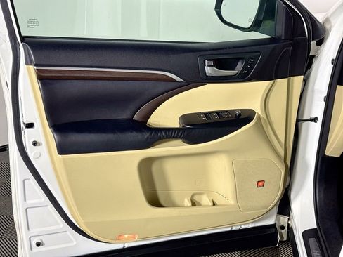 Used 2016 Toyota Highlander Limited Platinum image 10