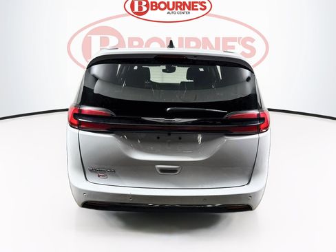 Used 2026 Chrysler Pacifica Select FWD image 8