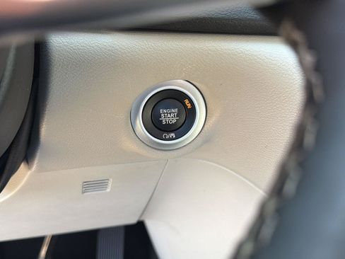 Used 2024 Chrysler Pacifica Touring-L FWD image 18