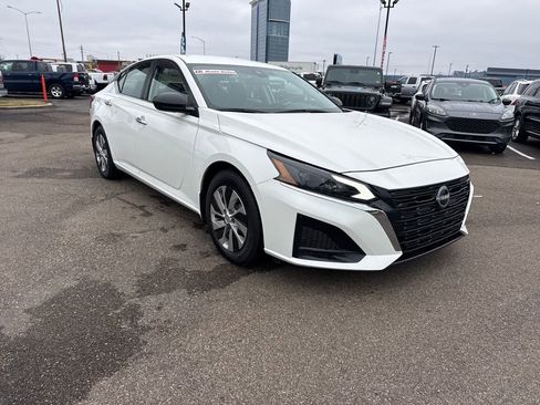 Used 2024 Nissan Altima 2.5 S image 13