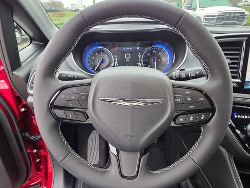 New 2026 Chrysler Pacifica Limited image 15