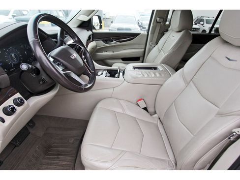 Used 2017 Cadillac Escalade ESV Luxury image 6