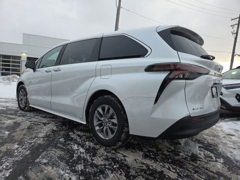 Used 2025 Toyota Sienna XLE image 5