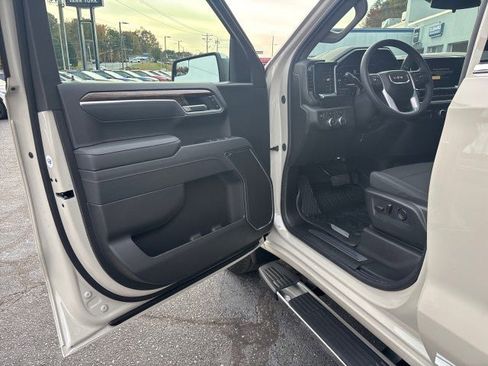 New 2026 GMC Sierra 1500 SLE image 9