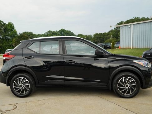 Used 2019 Nissan Kicks S FWD image 3